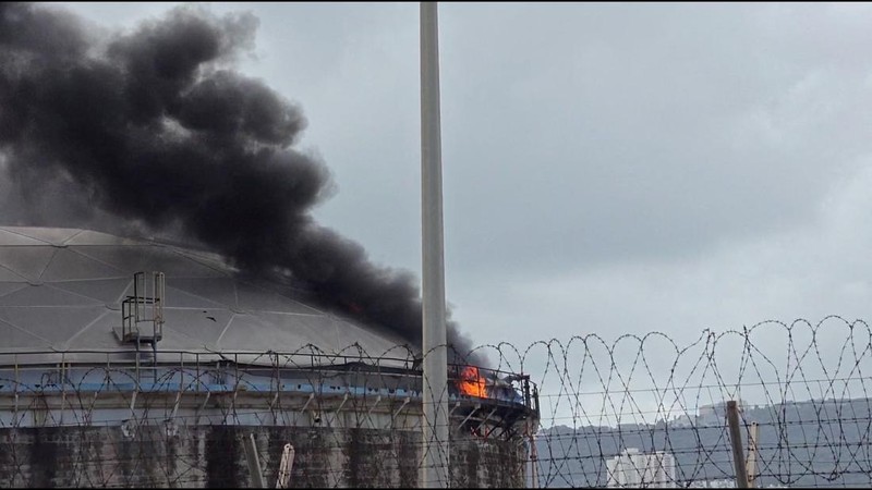 Kilang minyak terbesar Israel di Haifa terbakar seusai dihantam rudal Iran pada Senin (30/3/2026). (via REUTERS/VIDEO OBTAINED BY REUTERS)