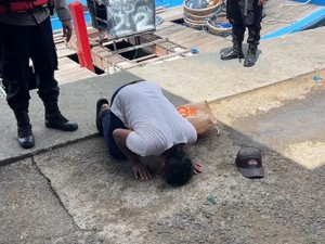 Nelayan Situbondo Sujud Syukur Usai Perahu Karam-Terapung 4 Jam di Bali