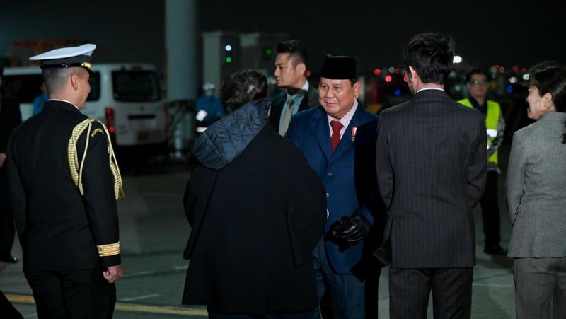 Presiden Prabowo Subianto tiba di Tokyo, Jepang untuk melakukan kunjungan resmi perdananya sebagai Presiden Republik Indonesia. (Biro Pers Sekretariat Presiden RI)