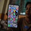 Sejumlah anak memainkan ponsel mereka sesuai pulang sekolah di Jakarta, Senin (30/3/2026). Pemerintah resmi melarang anak di bawah usia 16 tahun menggunakan media sosial mulai 28 Maret 2026 berdasarkan Peraturan Menteri Komunikasi dan Digital Nomor 9