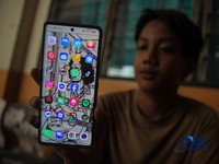 Sejumlah anak memainkan ponsel mereka sesuai pulang sekolah di Jakarta, Senin (30/3/2026). Pemerintah resmi melarang anak di bawah usia 16 tahun menggunakan media sosial mulai 28 Maret 2026 berdasarkan Peraturan Menteri Komunikasi dan Digital Nomor 9