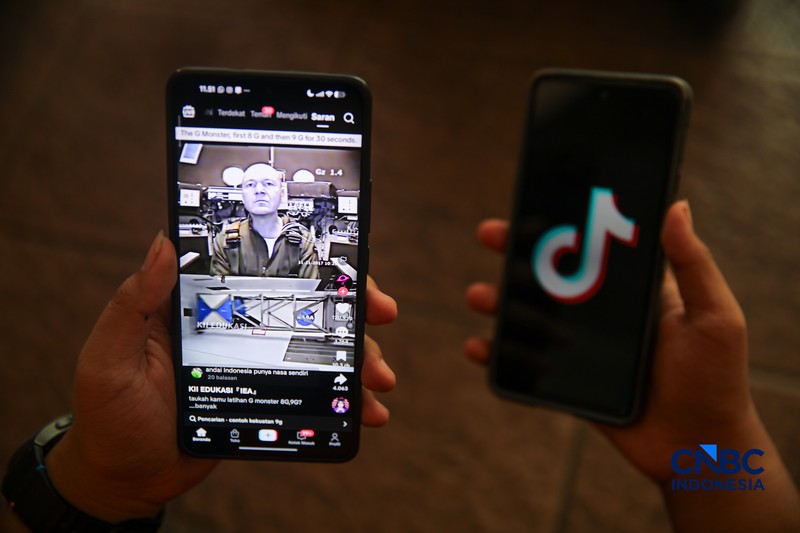 Sejumlah anak memainkan ponsel mereka sesuai pulang sekolah di Jakarta, Senin (30/3/2026). Pemerintah resmi melarang anak di bawah usia 16 tahun menggunakan media sosial mulai 28 Maret 2026 berdasarkan Peraturan Menteri Komunikasi dan Digital Nomor 9 Tahun 2026, yang merupakan turunan dari PP Tunas. (CNBC Indonesia/Faisal Rahman)