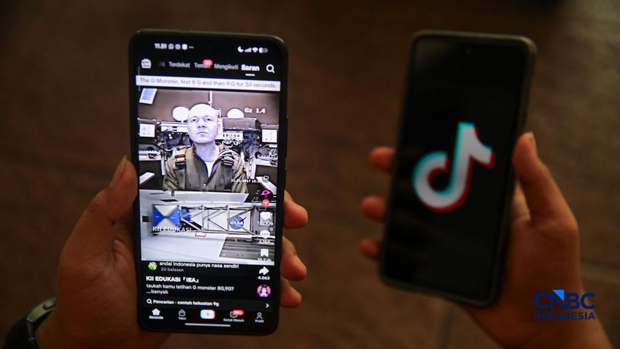 Sejumlah anak memainkan ponsel mereka sesuai pulang sekolah di Jakarta, Senin (30/3/2026). Pemerintah resmi melarang anak di bawah usia 16 tahun menggunakan media sosial mulai 28 Maret 2026 berdasarkan Peraturan Menteri Komunikasi dan Digital Nomor 9 Tahun 2026, yang merupakan turunan dari PP Tunas. (CNBC Indonesia/Faisal Rahman)