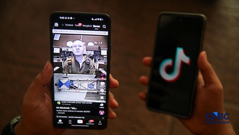 Sejumlah anak memainkan ponsel mereka sesuai pulang sekolah di Jakarta, Senin (30/3/2026). Pemerintah resmi melarang anak di bawah usia 16 tahun menggunakan media sosial mulai 28 Maret 2026 berdasarkan Peraturan Menteri Komunikasi dan Digital Nomor 9 Tahun 2026, yang merupakan turunan dari PP Tunas. (CNBC Indonesia/Faisal Rahman)