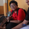 Sejumlah anak memainkan ponsel mereka sesuai pulang sekolah di Jakarta, Senin (30/3/2026). Pemerintah resmi melarang anak di bawah usia 16 tahun menggunakan media sosial mulai 28 Maret 2026 berdasarkan Peraturan Menteri Komunikasi dan Digital Nomor 9