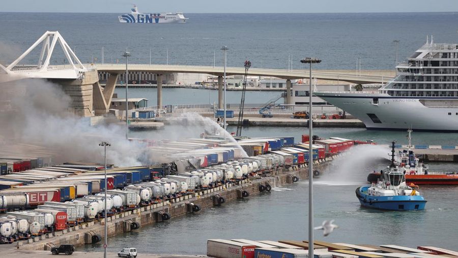 Petugas pemadam kebakaran berupaya memadamkan api di pelabuhan Barcelona setelah sebuah kendaraan dan beberapa kontainer pelabuhan terbakar, di Barcelona, ​​Spanyol, 29 Maret 2026. REUTERS/Bruna Casas