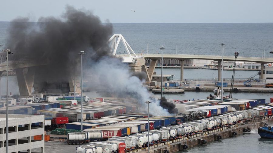 Petugas pemadam kebakaran berupaya memadamkan api di pelabuhan Barcelona setelah sebuah kendaraan dan beberapa kontainer pelabuhan terbakar, di Barcelona, ​​Spanyol, 29 Maret 2026. REUTERS/Bruna Casas