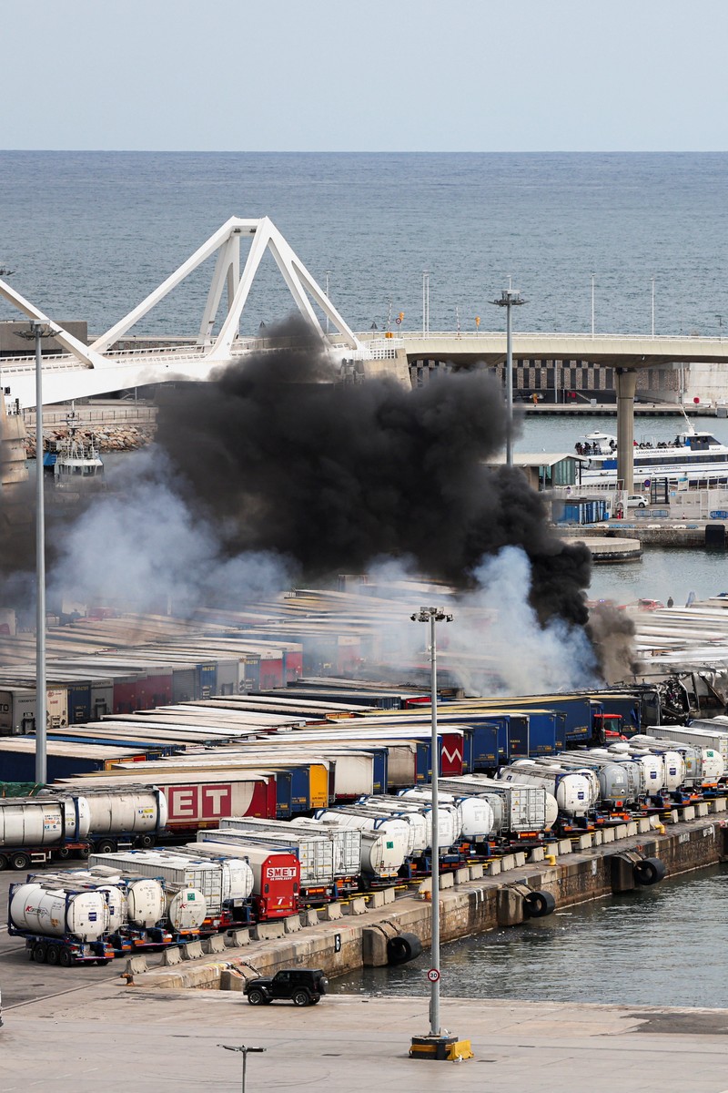 Petugas pemadam kebakaran berupaya memadamkan api di pelabuhan Barcelona setelah sebuah kendaraan dan beberapa kontainer pelabuhan terbakar, di Barcelona, ​​Spanyol, 29 Maret 2026. REUTERS/Bruna Casas