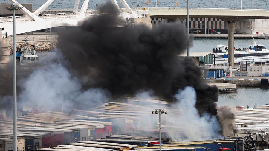 Petugas pemadam kebakaran berupaya memadamkan api di pelabuhan Barcelona setelah sebuah kendaraan dan beberapa kontainer pelabuhan terbakar, di Barcelona, ​​Spanyol, 29 Maret 2026. REUTERS/Bruna Casas