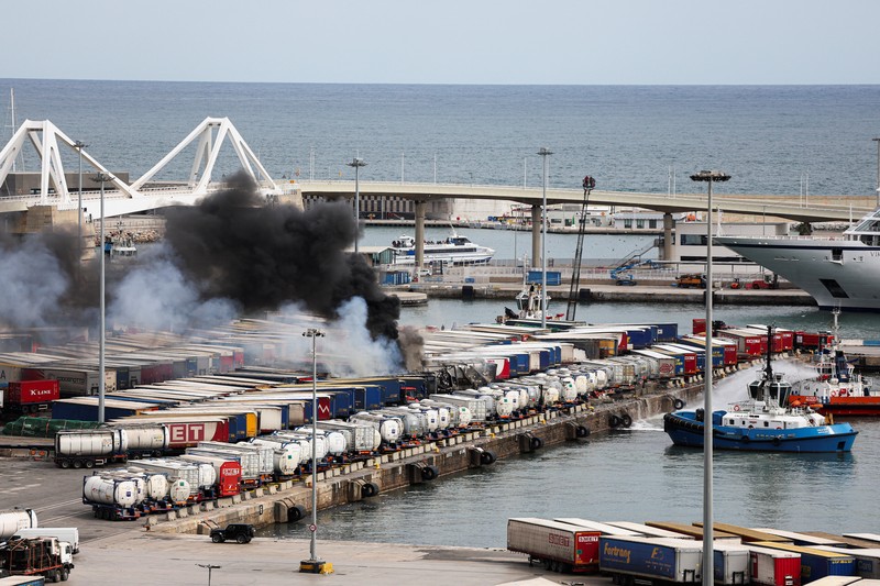 Petugas pemadam kebakaran berupaya memadamkan api di pelabuhan Barcelona setelah sebuah kendaraan dan beberapa kontainer pelabuhan terbakar, di Barcelona, ​​Spanyol, 29 Maret 2026. REUTERS/Bruna Casas