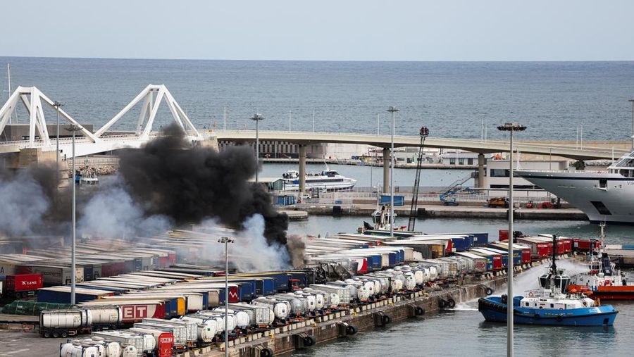 Petugas pemadam kebakaran berupaya memadamkan api di pelabuhan Barcelona setelah sebuah kendaraan dan beberapa kontainer pelabuhan terbakar, di Barcelona, ​​Spanyol, 29 Maret 2026. REUTERS/Bruna Casas