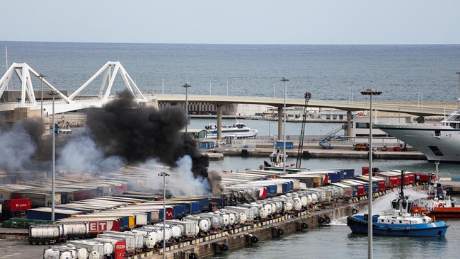 Potret Kebakaran Hebat di Pelabuhan, Puluhan Kendaraan Hangus