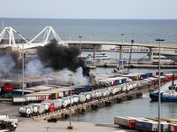 Potret Kebakaran Hebat di Pelabuhan, Puluhan Kendaraan Hangus