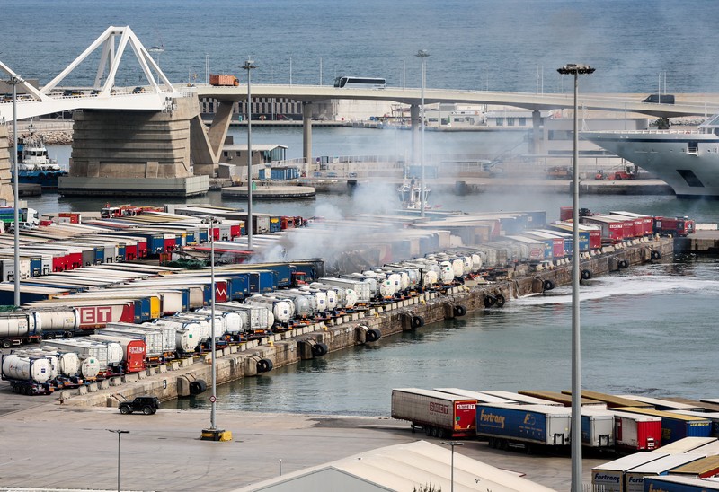 Petugas pemadam kebakaran berupaya memadamkan api di pelabuhan Barcelona setelah sebuah kendaraan dan beberapa kontainer pelabuhan terbakar, di Barcelona, ​​Spanyol, 29 Maret 2026. REUTERS/Bruna Casas