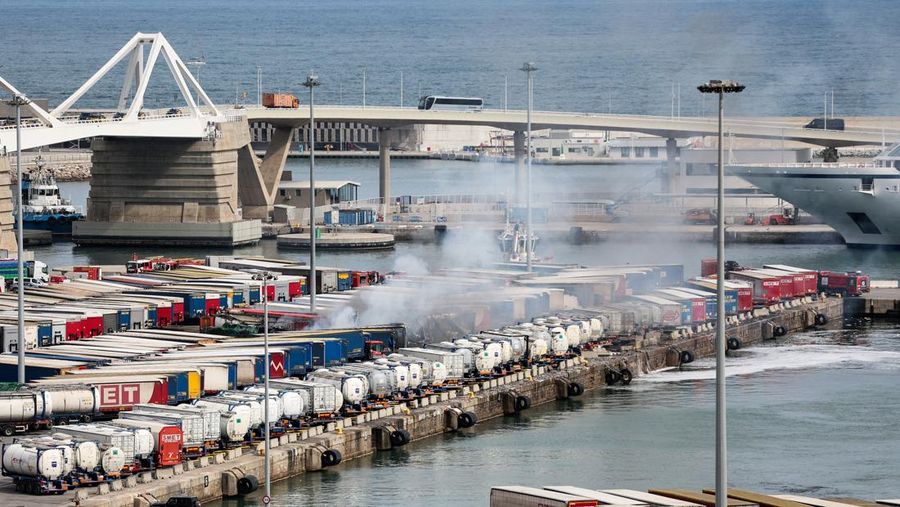 Petugas pemadam kebakaran berupaya memadamkan api di pelabuhan Barcelona setelah sebuah kendaraan dan beberapa kontainer pelabuhan terbakar, di Barcelona, ​​Spanyol, 29 Maret 2026. REUTERS/Bruna Casas