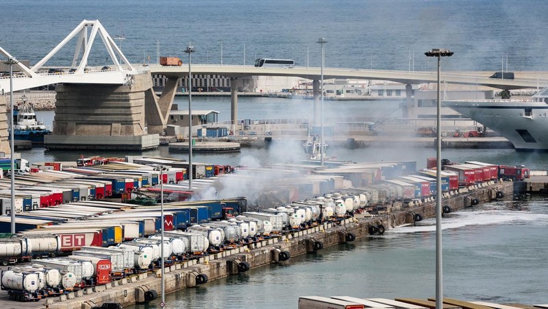Petugas pemadam kebakaran berupaya memadamkan api di pelabuhan Barcelona setelah sebuah kendaraan dan beberapa kontainer pelabuhan terbakar, di Barcelona, ​​Spanyol, 29 Maret 2026. REUTERS/Bruna Casas