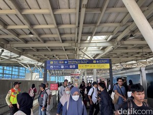 Video: KRL Anjlok di Jakarta Kota, Penumpang di Manggarai Sempat Membeludak!