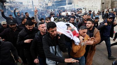 Tangis Iringi Pemakaman Korban Serangan Israel