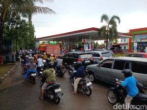 Warga Pangkep Ramai-ramai ke SPBU Imbas Isu Kenaikan Harga BBM-Picu Macet