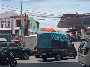 Warga Antre Panjang di SPBU Makassar gegara Takut Stok Langka-Harga Naik