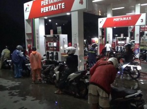 Isu Kenaikan Harga BBM Picu Antrean Mengular di Sejumlah SPBU Jember