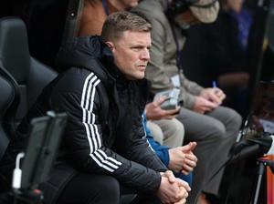 Newcastle Bakal Pecat Howe di Akhir Musim?
