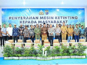 Dukung Ekonomi Pesisir, Kapolda Riau Serahkan 20 Mesin Ketinting bagi Nelayan Meranti