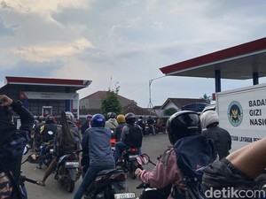 Isu Pembatasan BBM, Antrean Mengular di SPBU Sukabumi