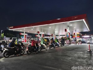 Warga Bandung Antre di SPBU Dago Meski Harga BBM Tak Jadi Naik