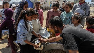 Krisis Pangan, Warga Berdesakan Antre Makanan