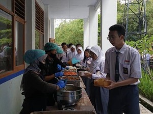MBG Prasmanan Menu Lontong-Opor Warnai Halal Bihalal Siswa di Sukabumi