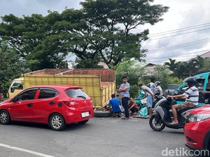 Truk Angkut Bata Merah Rusak di Urip Sumaharjo Makassar, Lalin Tersendat