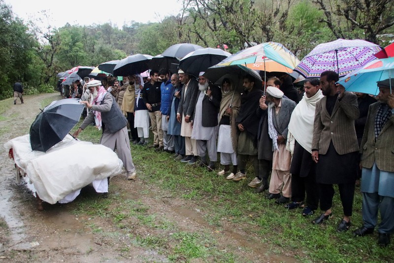 Seseorang berjalan melewati atap sebuah rumah yang runtuh setelah hujan lebat di Abbottabad, provinsi Khyber Pakhtunkhwa di Pakistan, 30 Maret 2026. (REUTERS/Sultan Dogar)