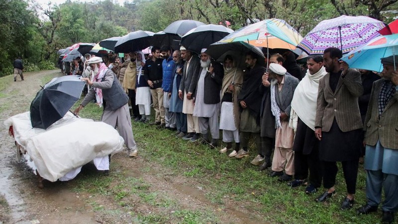 Seseorang berjalan melewati atap sebuah rumah yang runtuh setelah hujan lebat di Abbottabad, provinsi Khyber Pakhtunkhwa di Pakistan, 30 Maret 2026. (REUTERS/Sultan Dogar)