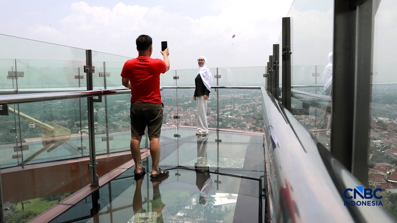 Pemandangan kota di 22nd Sky Lounge dan mengabadikan momen di Sky Bridge yang ikonik di Trans Hotel Cibubur. (CNBC Indonesia/Muhammad Sabki)