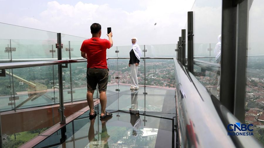 Pemandangan kota di 22nd Sky Lounge dan mengabadikan momen di Sky Bridge yang ikonik di Trans Hotel Cibubur. (CNBC Indonesia/Muhammad Sabki)