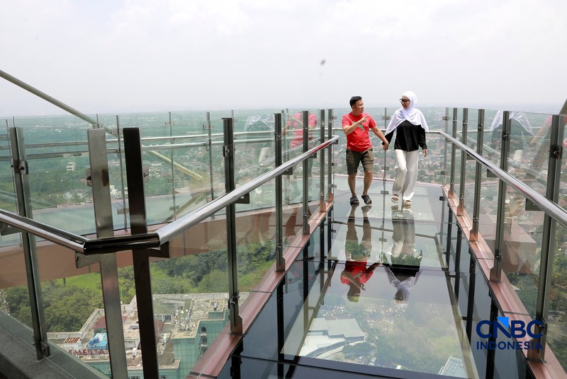 Pemandangan kota di 22nd Sky Lounge dan mengabadikan momen di Sky Bridge yang ikonik di Trans Hotel Cibubur. (CNBC Indonesia/Muhammad Sabki)