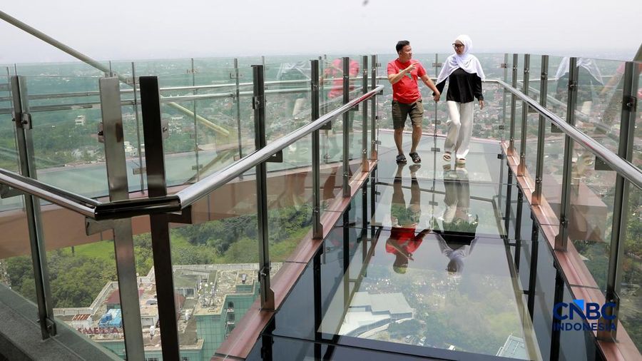 Pemandangan kota di 22nd Sky Lounge dan mengabadikan momen di Sky Bridge yang ikonik di Trans Hotel Cibubur. (CNBC Indonesia/Muhammad Sabki)