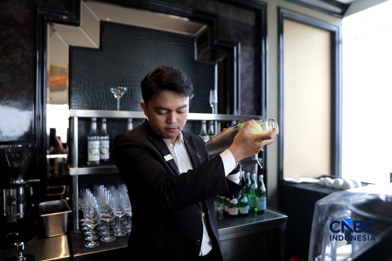 Pemandangan kota di 22nd Sky Lounge dan mengabadikan momen di Sky Bridge yang ikonik di Trans Hotel Cibubur. (CNBC Indonesia/Muhammad Sabki)