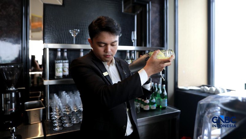 Pemandangan kota di 22nd Sky Lounge dan mengabadikan momen di Sky Bridge yang ikonik di Trans Hotel Cibubur. (CNBC Indonesia/Muhammad Sabki)