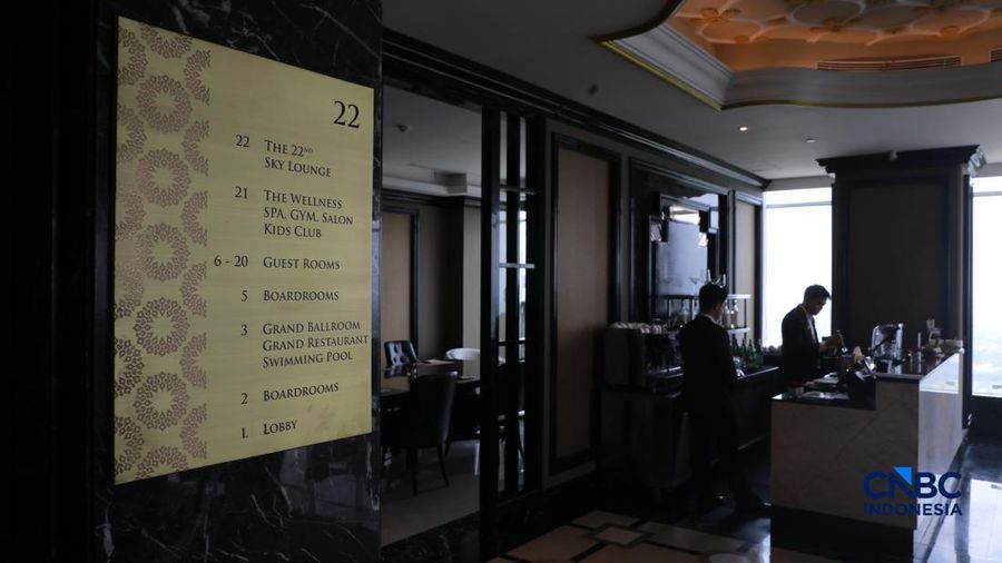 Pemandangan kota di 22nd Sky Lounge dan mengabadikan momen di Sky Bridge yang ikonik di Trans Hotel Cibubur. (CNBC Indonesia/Muhammad Sabki)