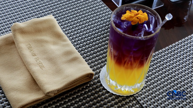 Pemandangan kota di 22nd Sky Lounge dan mengabadikan momen di Sky Bridge yang ikonik di Trans Hotel Cibubur. (CNBC Indonesia/Muhammad Sabki)