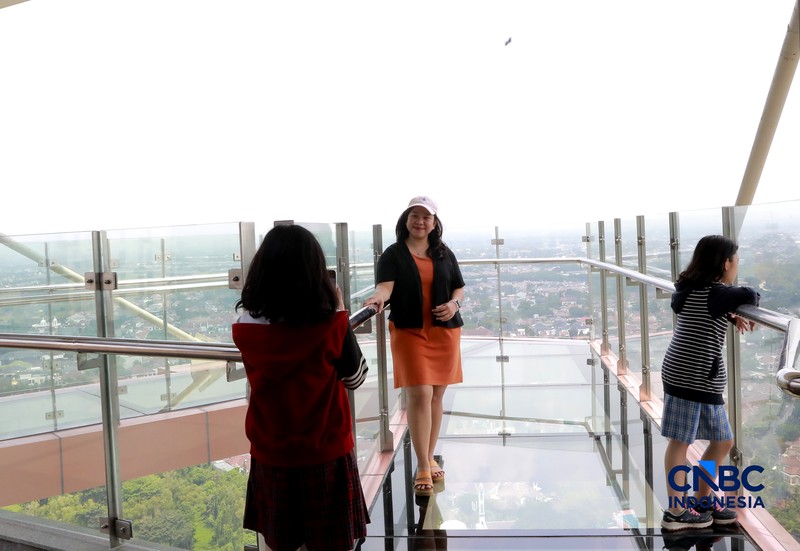 Pemandangan kota di 22nd Sky Lounge dan mengabadikan momen di Sky Bridge yang ikonik di Trans Hotel Cibubur. (CNBC Indonesia/Muhammad Sabki)