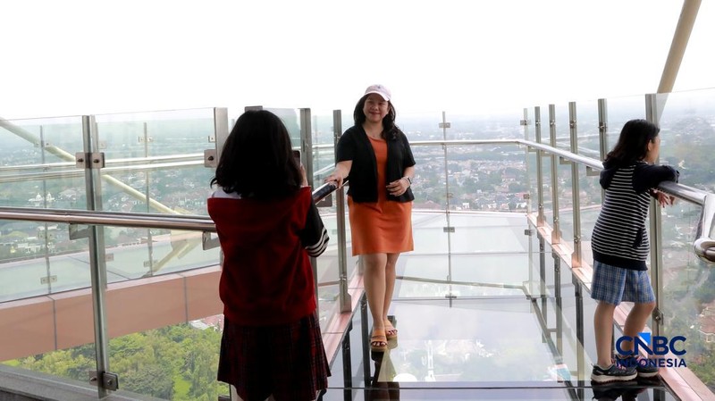 Pemandangan kota di 22nd Sky Lounge dan mengabadikan momen di Sky Bridge yang ikonik di Trans Hotel Cibubur. (CNBC Indonesia/Muhammad Sabki)