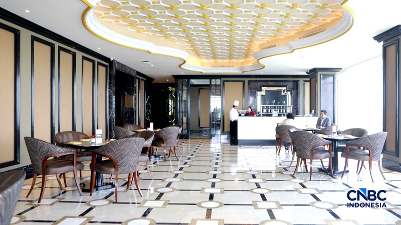 Pemandangan kota di 22nd Sky Lounge dan mengabadikan momen di Sky Bridge yang ikonik di Trans Hotel Cibubur. (CNBC Indonesia/Muhammad Sabki)