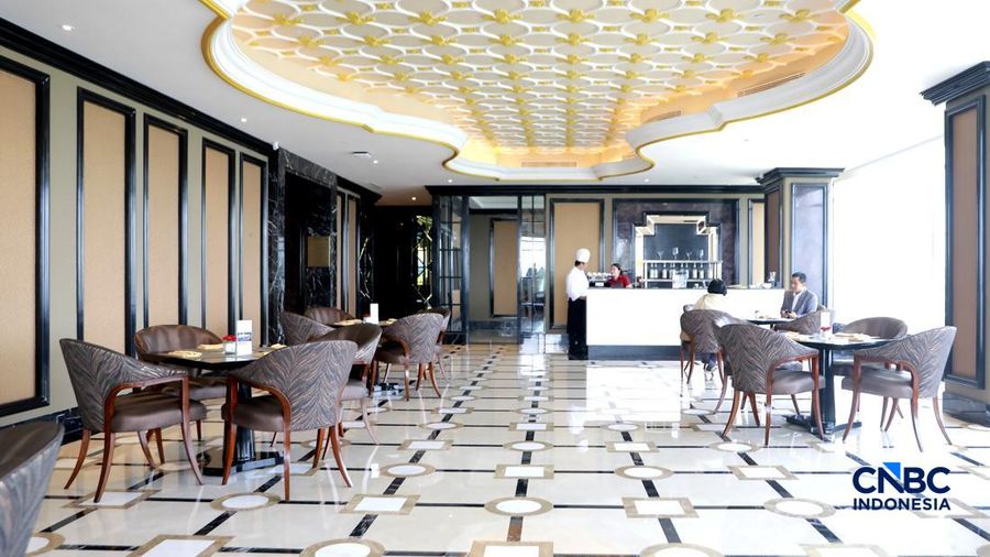 Pemandangan kota di 22nd Sky Lounge dan mengabadikan momen di Sky Bridge yang ikonik di Trans Hotel Cibubur. (CNBC Indonesia/Muhammad Sabki)