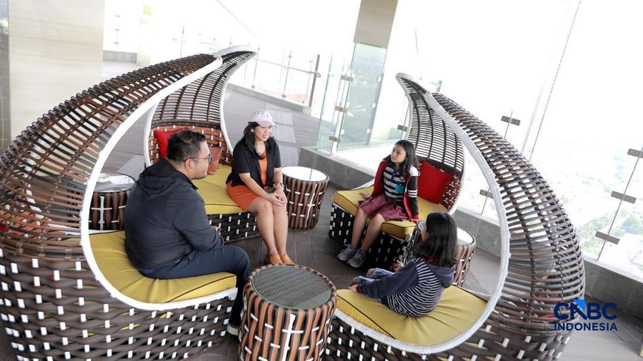 Pemandangan kota di 22nd Sky Lounge dan mengabadikan momen di Sky Bridge yang ikonik di Trans Hotel Cibubur. (CNBC Indonesia/Muhammad Sabki)