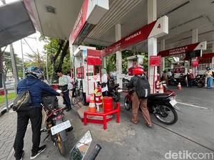 Antrean Mengular di SPBU Surabaya Imbas Isu Kenaikan BBM