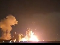 Presiden AS Donald Trump membagikan video serangan besar AS–Israel di Isfahan, Iran, melalui Truth Social, yang menampilkan rangkaian ledakan. (Tangkapan Layar Truth Social/@realDonaldTrump)