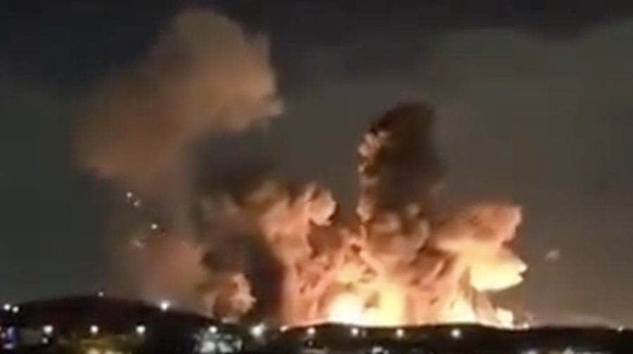 Presiden AS Donald Trump membagikan video serangan besar AS&ndash;Israel di Isfahan, Iran, melalui Truth Social, yang menampilkan rangkaian ledakan. (Tangkapan Layar Truth Social/@realDonaldTrump)